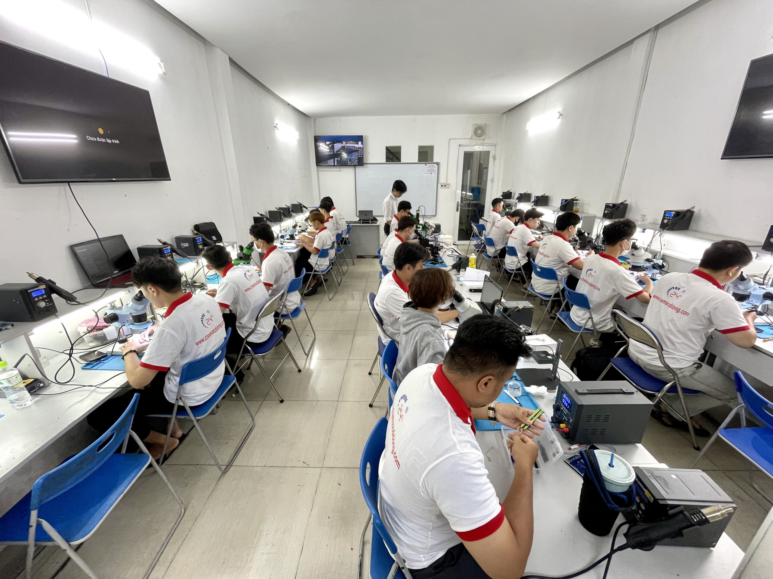 nghe-sua-chua-dien-thoai-laptop-2025-co-con-hap-dan