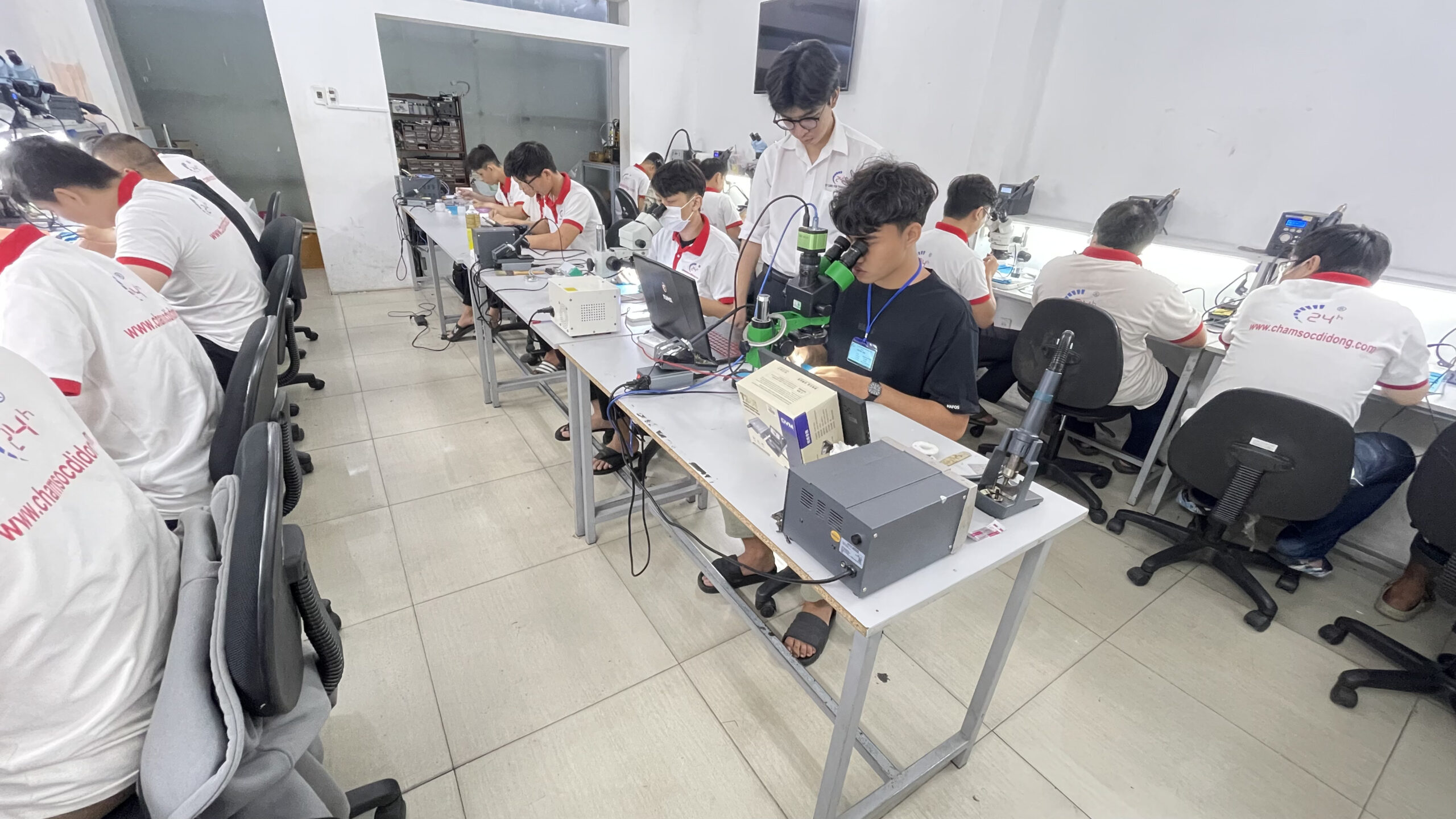 nghe-sua-chua-dien-thoai-laptop-2025-co-con-hap-dan