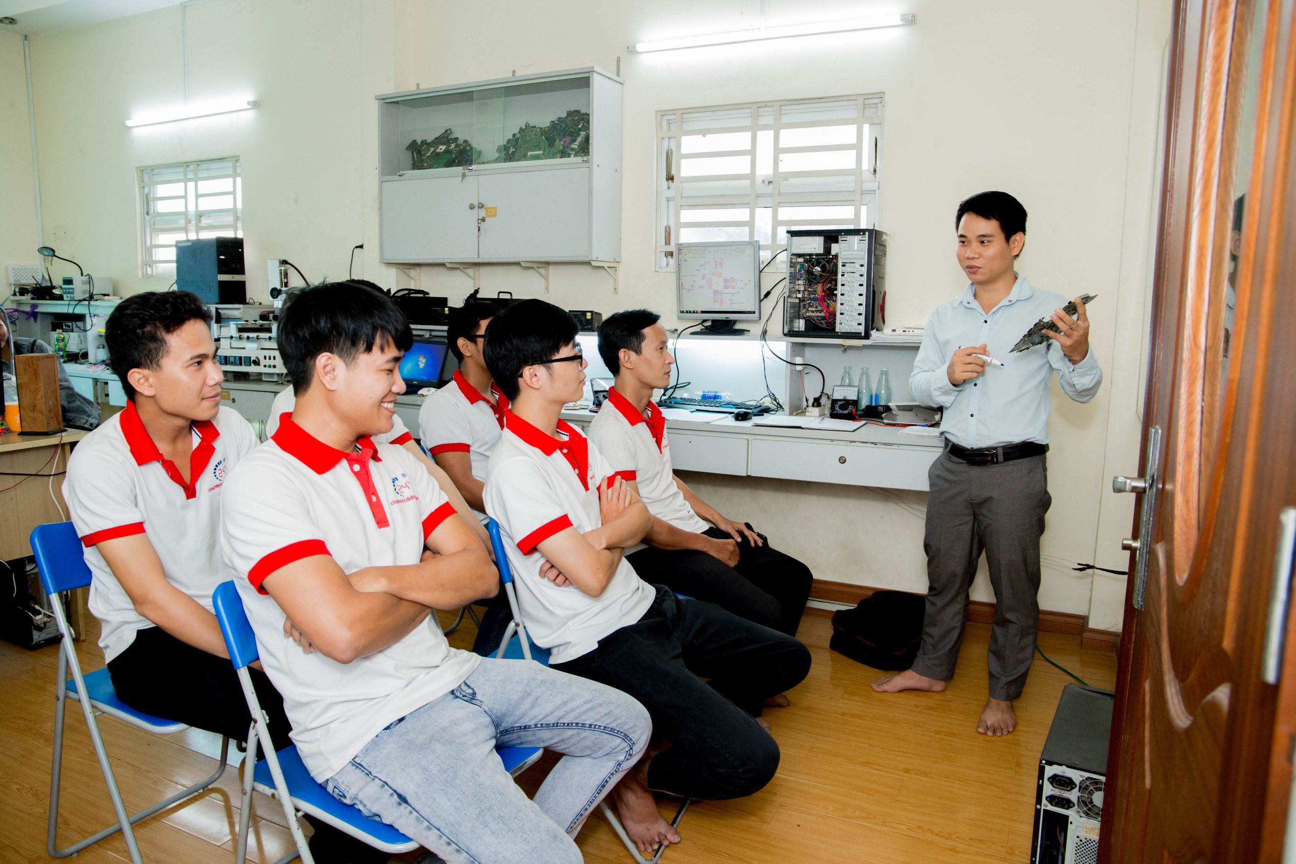 Nghề sửa chữa điện thoại và laptop: Mảnh đất tiềm năng trong kỷ nguyên AI?